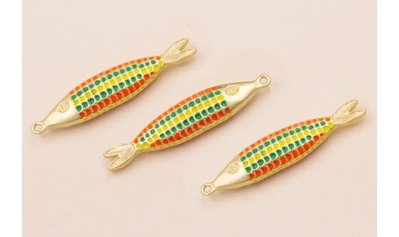 Colgante Pez multicolor 50*10mm Oro Mate