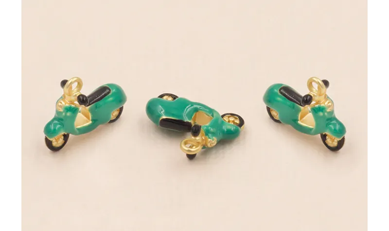 Colgante Vespa 15*10mm esmalte verde