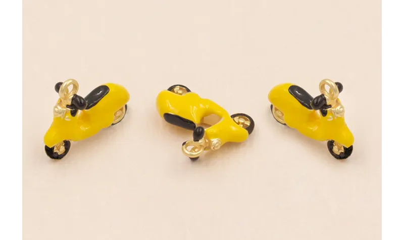 Colgante Vespa 15*10mm esmalte Amarillo