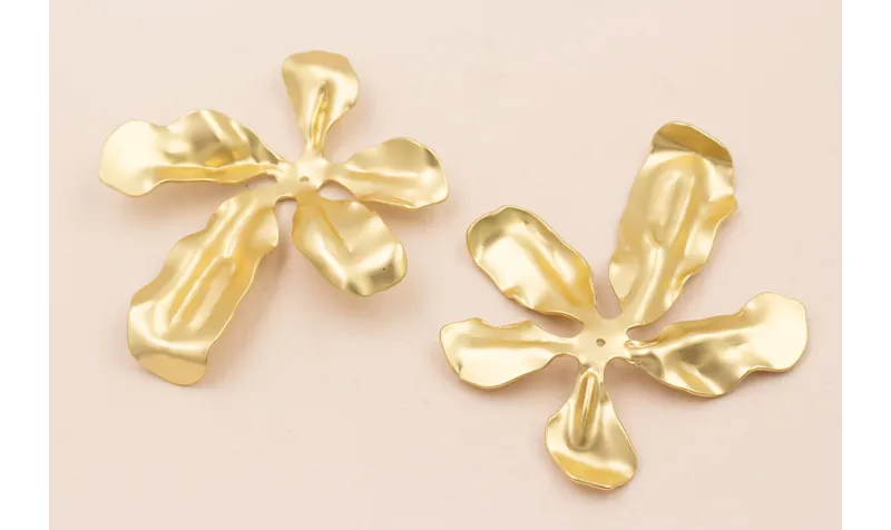 Flor deigual 5 pétalos 70*60mm Oro Mate