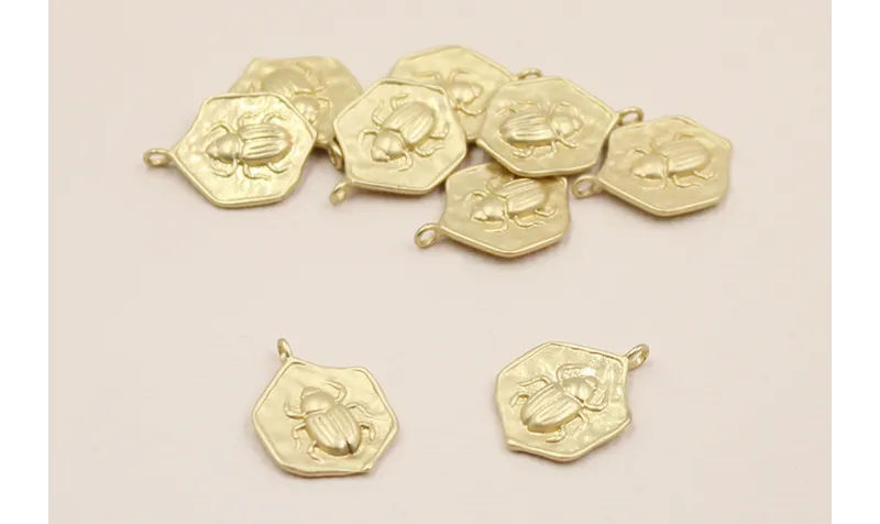 Colgante Hexagonal escarabajo 13mm Dorado Mate