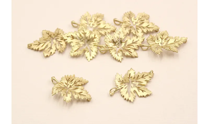 Hoja de Parra calada 25*21mm Oro