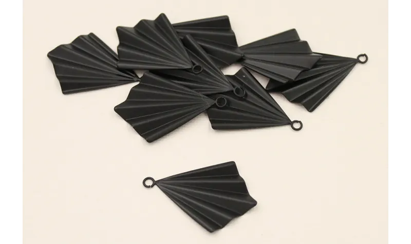 Cuenta Abanico plisado triangular 37*30mm Negro