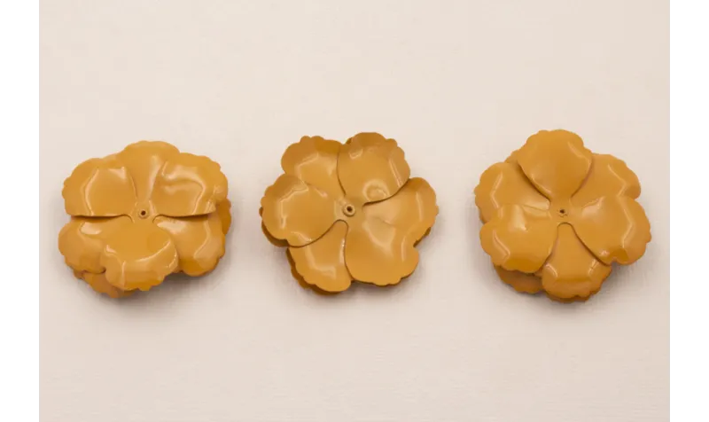 Flor sobrepuesta 42mm 4 capas Esmalte Arcilla