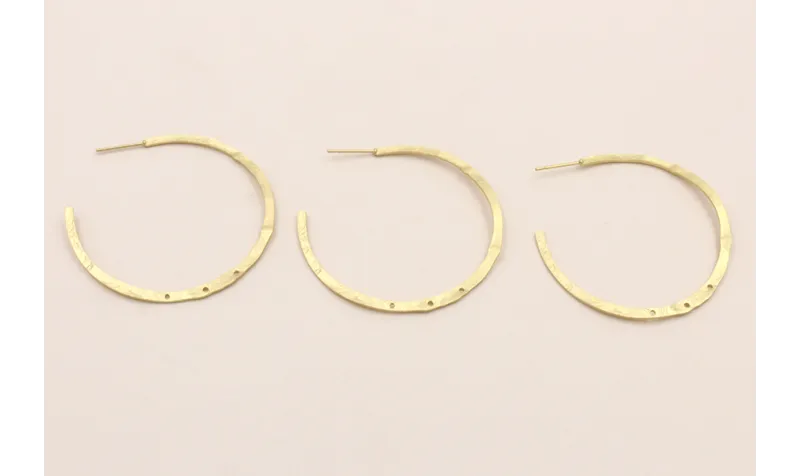 Pendiente Aro Labrado 47mm diam. borde perforado