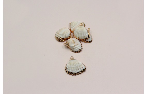 Concha borde dorado 18-24mm*15*18mm con anilla Concha borde dorado 18-24mm*15*18mm con anilla