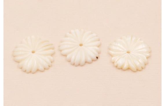 Flor Labrada Nacar de 17mm diámetro