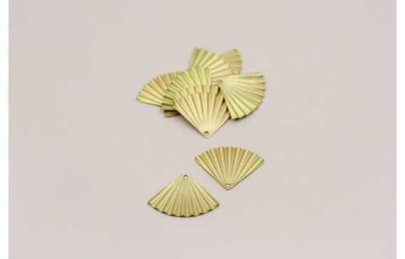 Cogante Triángulo plisado 20*15mm Oro Mate