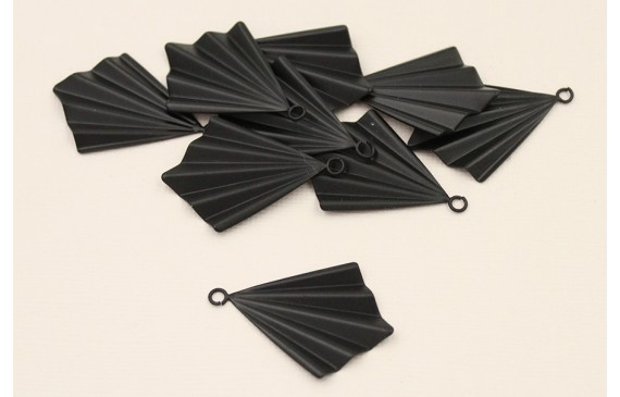Cuenta Abanico plisado triangular 37*30mm Negro