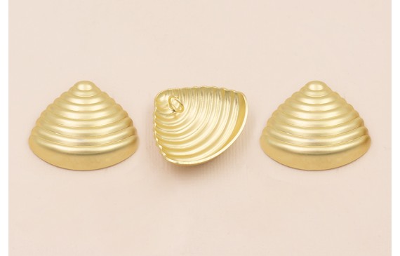 Colgante concha triangular rayada 32*26mm Oro Mate Colgante concha triangular rayada 32*26mm Oro Mate