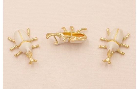 Escarabajo 25*20mm Dorado Mate Esmaltade Beige