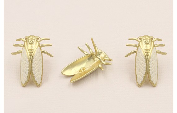 Pendiente cigarra 22*16mm Oro Mate y Blanco