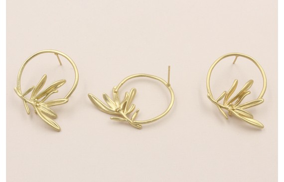 Pendiente Aro de 25mm con Rama Dorado Mate