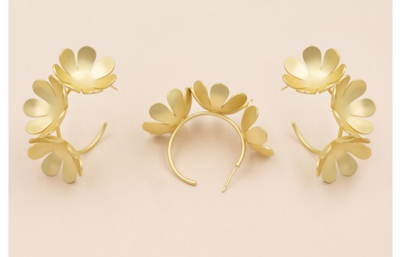 Pendiente Aro de 3 Flores de 23mm cada una O.Mate Pendiente Aro de 3 Flores de 23mm cada una O.Mate