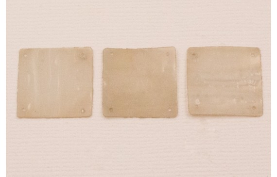 Cuadrado de 20*20mm Beige traslucido rugoso