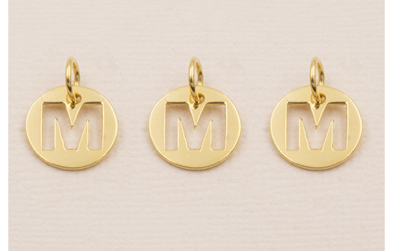 Colgante letra M 10mm Baño Oro 18K, 3Micras