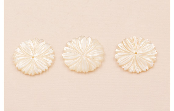 Flor Labrada Nacar de 25mm diámetro