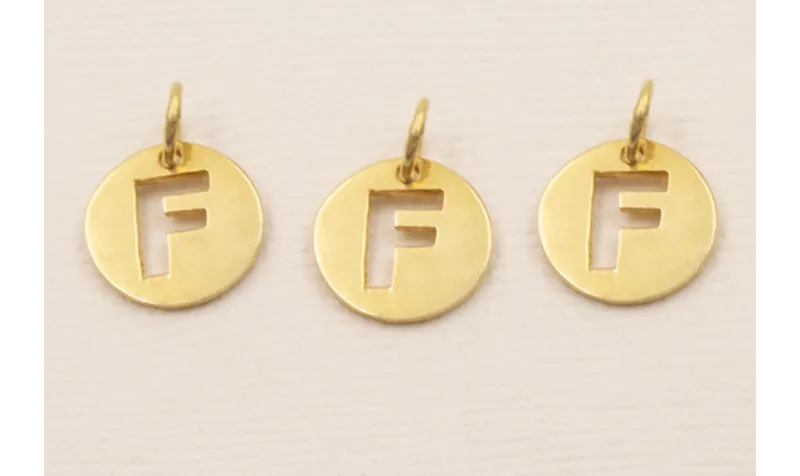 Colgante letra F 10mm Baño Oro 18K, 3Micras / Cuentas Metálicas de Baño Oro 3 Micras 18K
