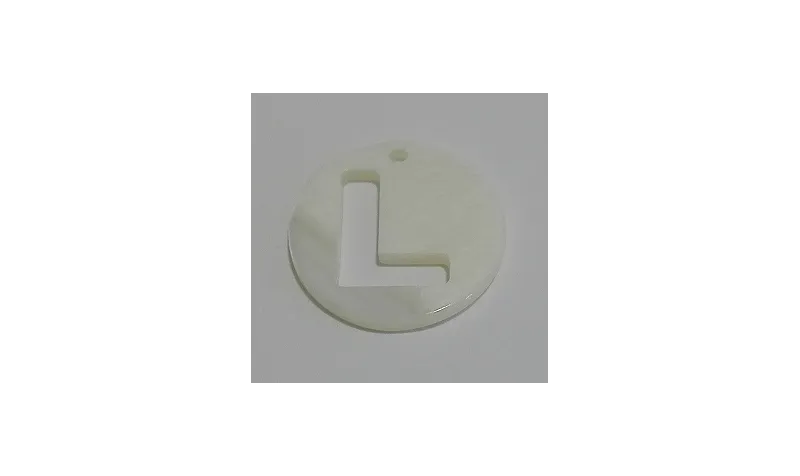 Letra calada 15mm Nacar L /Cuentas de  Nacar 