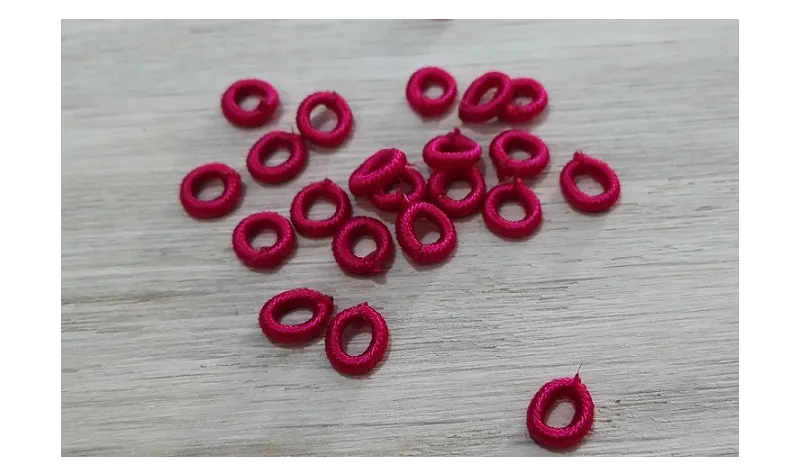 Aro Elástico 5mm. Agujero de 3mm. Granate /Cuentas de  Tela 