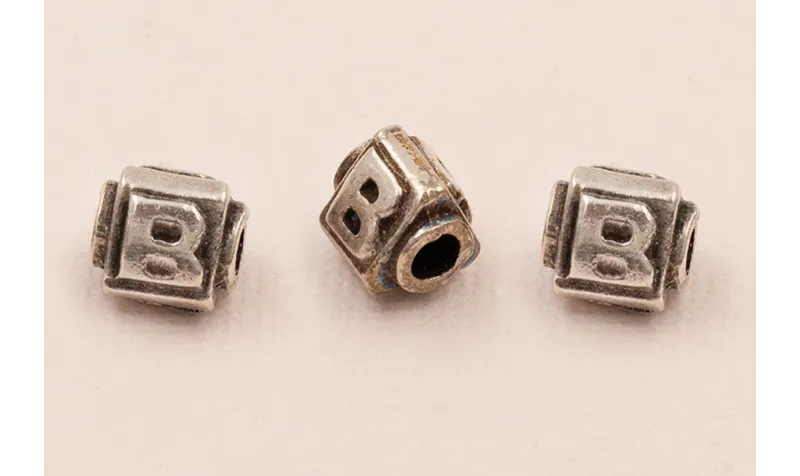 LETRA B 10*8mm / Cuentas Metálicas de Latón / Zamak