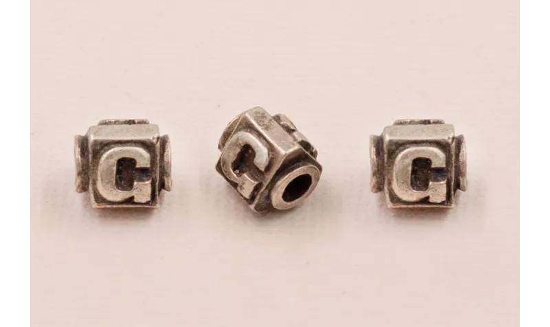 LETRA G 10*8mm / Cuentas Metálicas de Latón / Zamak