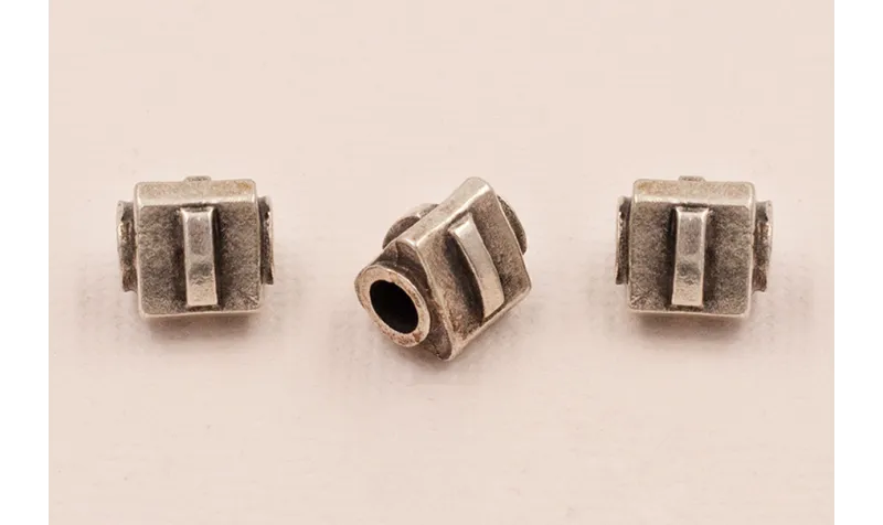 LETRA I 10*8mm / Cuentas Metálicas de Latón / Zamak