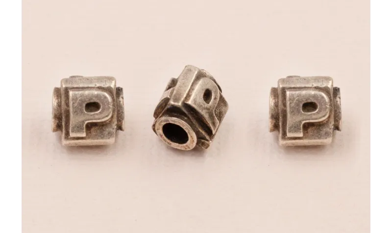 LETRA P 10*8mm / Cuentas Metálicas de Latón / Zamak