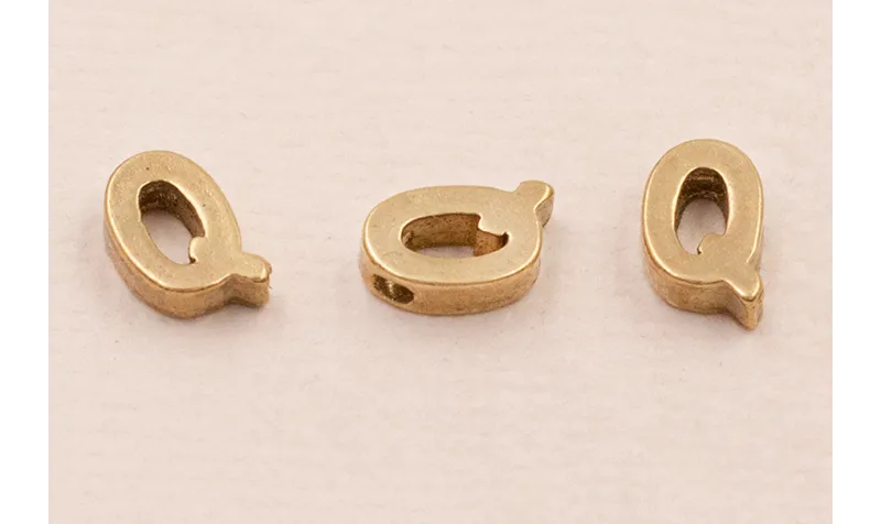 Letra Q 7*6*2 Oro / Cuentas Metálicas de Latón / Zamak