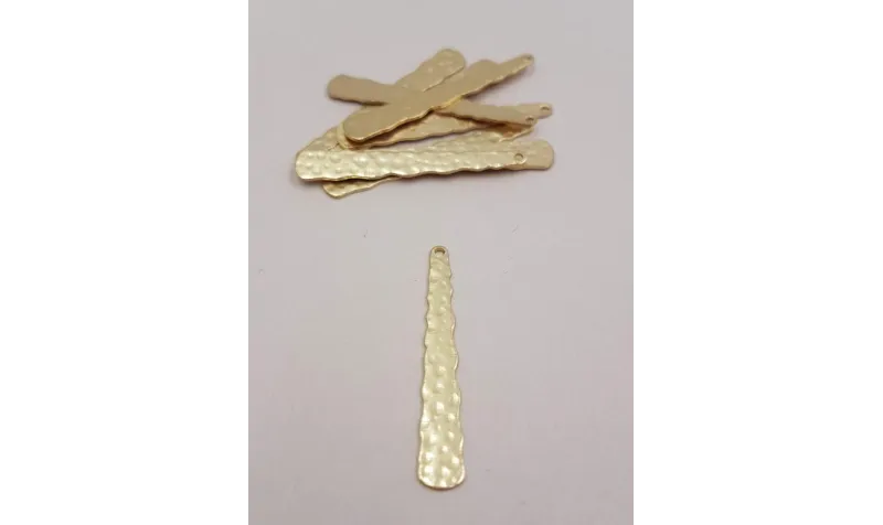 Colgante Lámina martilleada 34*6mm Oro Mate / Cuentas Metálicas de Latón / Zamak