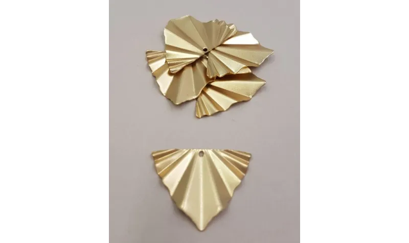 Pieza Triánguo plisado 29*22mm Oro Mate / Cuentas Metálicas de Latón / Zamak