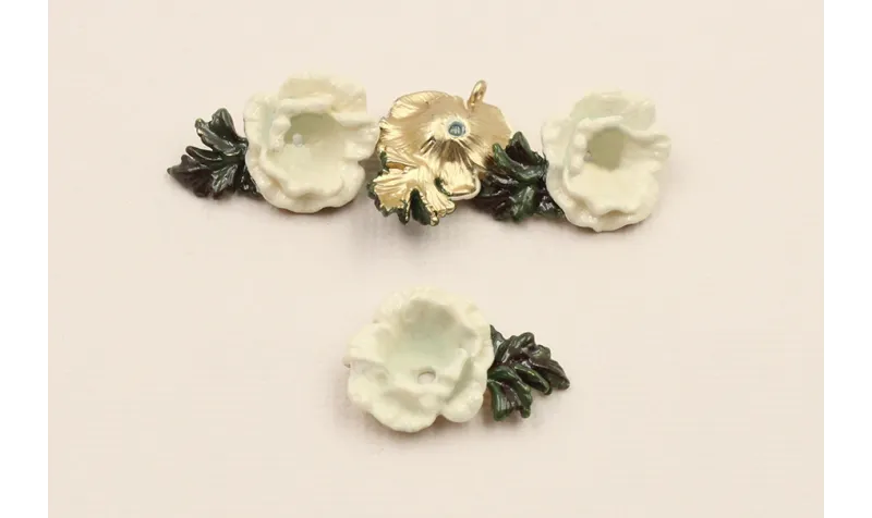 Pieza Flor 21*12mm esmalte manual Blanca y verde / Cuentas Metálicas de Latón / Zamak
