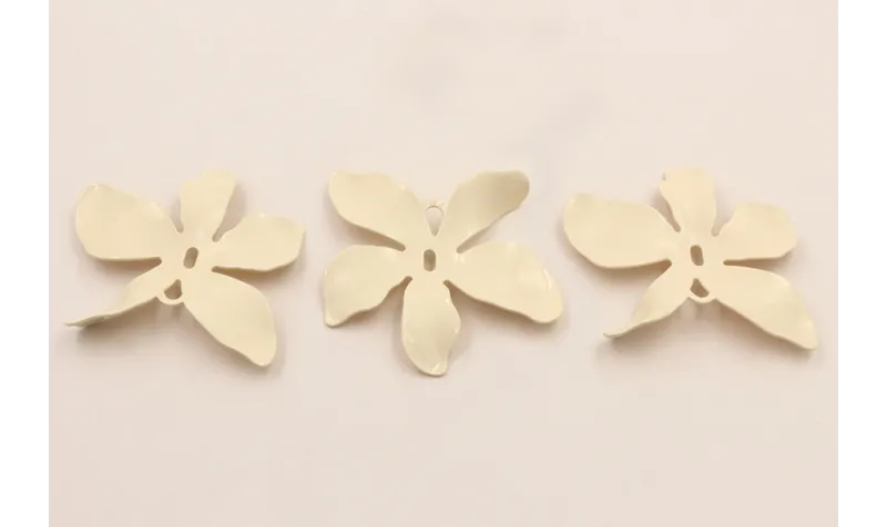Cuenta Flor 5 petalos 55mm diam. Esmaltada Beige / Cuentas Metálicas de Latón / Zamak