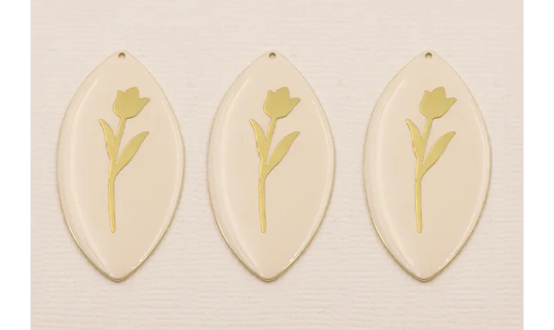 Ovalo Dorado Mate Esmaltado Beige con Flor Dorada / Cuentas Metálicas de Latón / Zamak