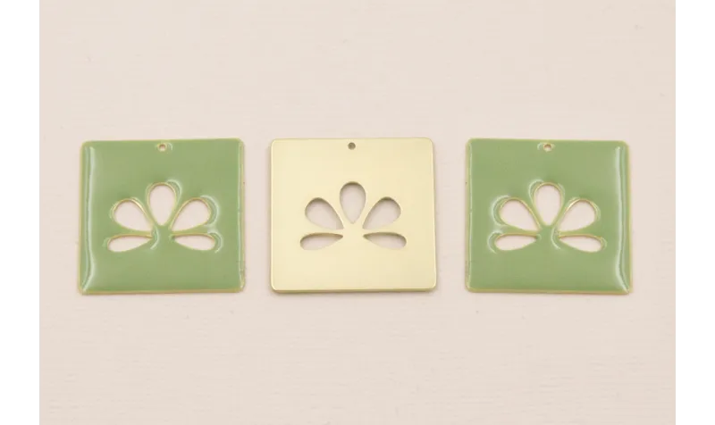 CuentCuadrado 25mm esmalte verde Oliva Flor Calada / Cuentas Metálicas de Latón / Zamak