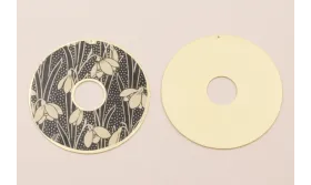 Disco 60mm  Oro Mate Flores Blanco y Negro / Cuentas Metálicas de Latón / Zamak