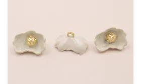 Flor Acampanada 30*20 Blanco Roto y Oro Mate / Cuentas Metálicas de Latón / Zamak