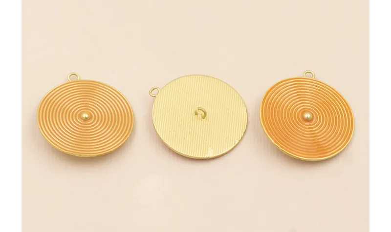 Colgante Disco rayado de 30mm O.mate Esmalte Ocre / Cuentas Metálicas de Latón / Zamak