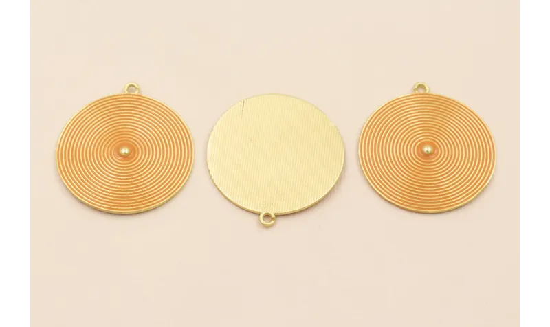 Colgante Disco rayado de 38mm O.mate Esmalte Ocre / Cuentas Metálicas de Latón / Zamak