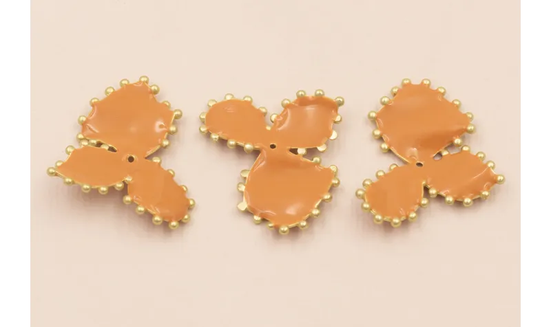 Trebol esmaltado ribetes dorados 20*25mm Ocre / Cuentas Metálicas de Latón / Zamak