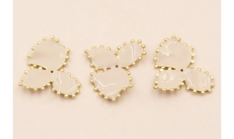 Trebol esmaltado ribetes dorados 20*25mm Beige / Cuentas Metálicas de Latón / Zamak