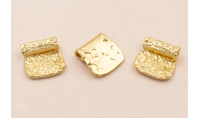 Colgante lámina doblada 15*15mm Oro Mate / Cuentas Metálicas de Latón / Zamak