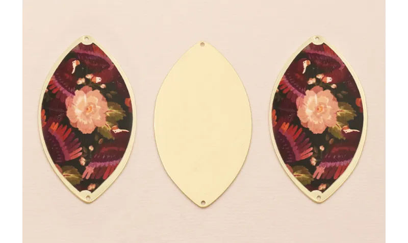 Ovalo 60*33  Oro Mate Flor Rosa y granate / Cuentas Metálicas de Latón / Zamak