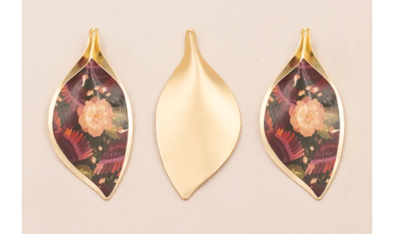 Cogante Hoja 56*26mm Oro Mate Flor Rosa y granate / Cuentas Metálicas de Latón / Zamak