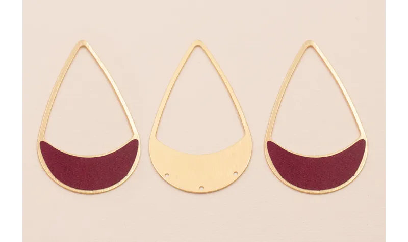 Colgante lágrima 58*37mm Oro Mate color Granate / Cuentas Metálicas de Latón / Zamak