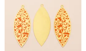 Colgante Ovalado 65*25 Dibujos Naranjas en Latón / Cuentas Metálicas de Latón / Zamak
