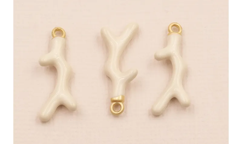 Colgante Coral 20*7mm Esmalte color Beige / Cuentas Metálicas de Latón / Zamak