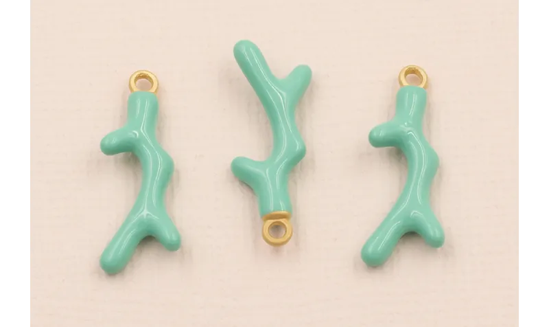 Colgante Coral 20*7mm Esmalte color Turquesa / Cuentas Metálicas de Latón / Zamak