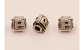 LETRA P 10*8mm / Cuentas Metálicas de Latón / Zamak