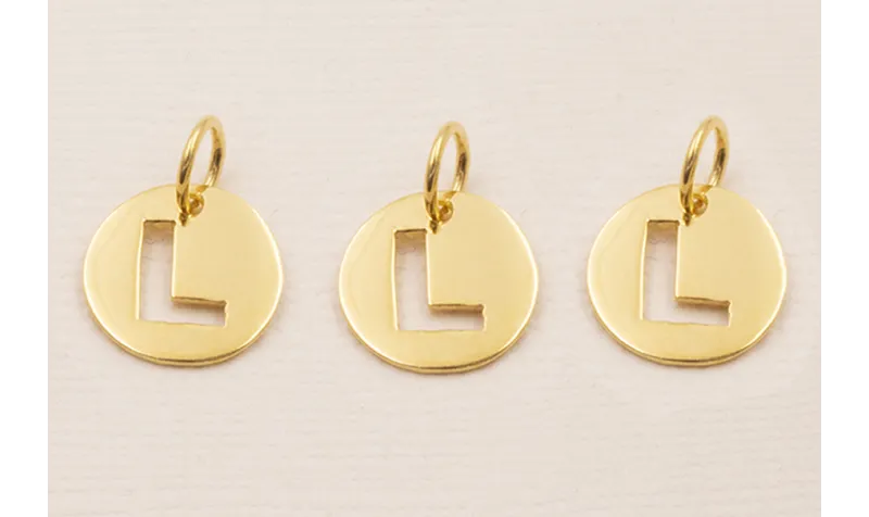 Colgante letra L  10mm Baño Oro 18K, 3Micras / Cuentas Metálicas de Baño Oro 3 Micras 18K